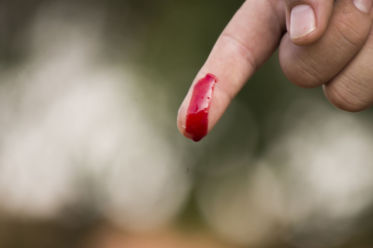 15 самых сильных приворотов на кровь из пальца